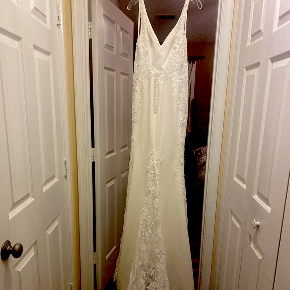 Beautiful wedding dress with a lovely train. - Picture 2 of 11